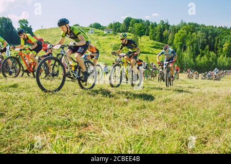 Stadt Cesis, Lettland. Gemeinsame Radtour in die Berge. Ein sonniger Tag auf dem Berg.09.08.2020 Stockfoto