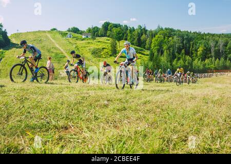 Stadt Cesis, Lettland. Gemeinsame Radtour in die Berge. Ein sonniger Tag auf dem Berg.09.08.2020 Stockfoto