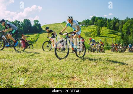 Stadt Cesis, Lettland. Gemeinsame Radtour in die Berge. Ein sonniger Tag auf dem Berg.09.08.2020 Stockfoto