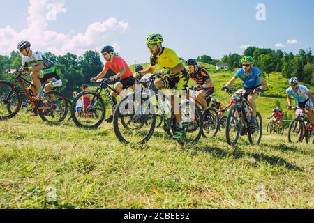 Stadt Cesis, Lettland. Gemeinsame Radtour in die Berge. Ein sonniger Tag auf dem Berg.09.08.2020 Stockfoto