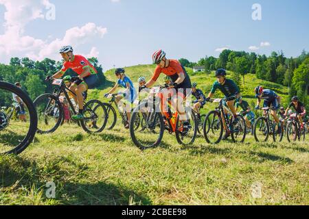 Stadt Cesis, Lettland. Gemeinsame Radtour in die Berge. Ein sonniger Tag auf dem Berg.09.08.2020 Stockfoto