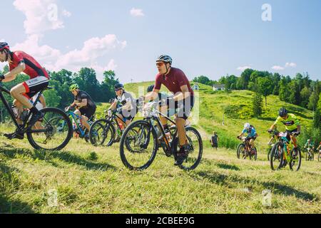 Stadt Cesis, Lettland. Gemeinsame Radtour in die Berge. Ein sonniger Tag auf dem Berg.09.08.2020 Stockfoto