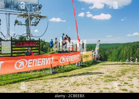 Stadt Cesis, Lettland. Mountainbike-Strecke. Ein sonniger Tag auf dem Berg.09.08.2020 Stockfoto