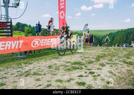 Stadt Cesis, Lettland. Gemeinsame Radtour in die Berge. Ein sonniger Tag auf dem Berg.09.08.2020 Stockfoto