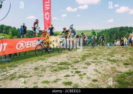 Stadt Cesis, Lettland. Gemeinsame Radtour in die Berge. Ein sonniger Tag auf dem Berg.09.08.2020 Stockfoto