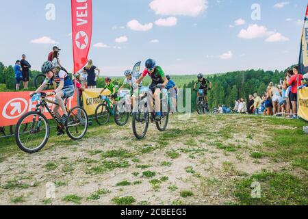 Stadt Cesis, Lettland. Gemeinsame Radtour in die Berge. Ein sonniger Tag auf dem Berg.09.08.2020 Stockfoto