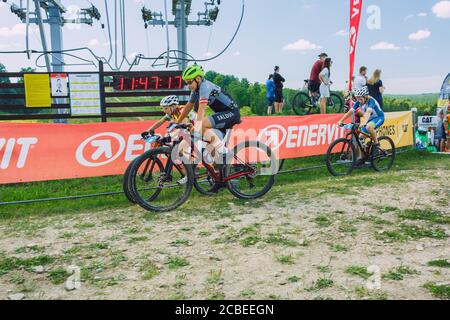 Stadt Cesis, Lettland. Gemeinsame Radtour in die Berge. Ein sonniger Tag auf dem Berg.09.08.2020 Stockfoto