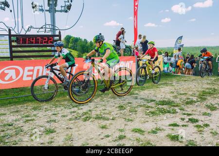 Stadt Cesis, Lettland. Gemeinsame Radtour in die Berge. Ein sonniger Tag auf dem Berg.09.08.2020 Stockfoto