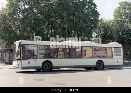 Moskau, Russin - Juli 2019: Ein Bus an der Kreuzung nach rechts. Stockfoto