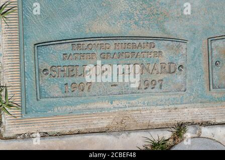 Culver City, California, USA 11. August 2020 EIN allgemeiner Blick auf die Atmosphäre von Sheldon Leonards Grab im Courts of the Book Rasen im Hillside Memorial Park am 11. August 2020 in Culver City, California, USA. Foto von Barry King/Alamy Stockfoto Stockfoto