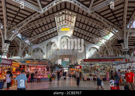 VALENCIA, SPANIEN - 15. JULI 2020: Lebensmittelmarkt in Valencia, Spanien. Touristenattraktionen Stockfoto