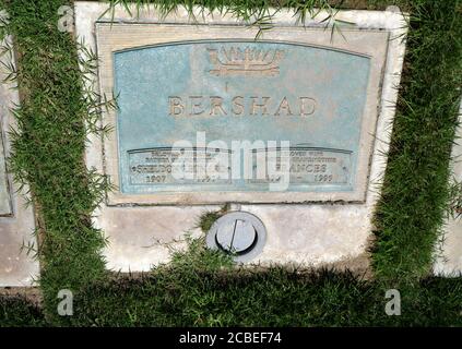 Culver City, California, USA 11. August 2020 EIN allgemeiner Blick auf die Atmosphäre von Sheldon Leonards Grab im Courts of the Book Rasen im Hillside Memorial Park am 11. August 2020 in Culver City, California, USA. Foto von Barry King/Alamy Stockfoto Stockfoto