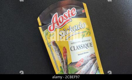 Aoste Wurst stickado. Fleisch-Snacks, Salami-Sticks Stockfoto