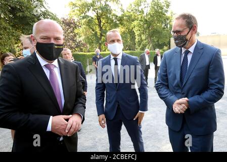 13. August 2020, Berlin: Kai Wegener (l-r), Landeschef der CDU Berlin, Sebastian Czaja, Fraktionsvorsitzender der FDP im Berliner Abgeordnetenhaus, Und Michael Müller (SPD), Regierender Bürgermeister, nehmen an einer Kranzniederlegung in der Gedenkstätte Berliner Mauer in der Bernauer Straße Teil, um an den Bau der Berliner Mauer vor 59 Jahren zu erinnern. Der Bau der Mauer begann am 13. August 1961. Dies besiegelte die Teilung Deutschlands. Sie endete erst mit dem Fall der Mauer am 9. November 1989. Foto: Wolfgang Kumm/dpa Stockfoto