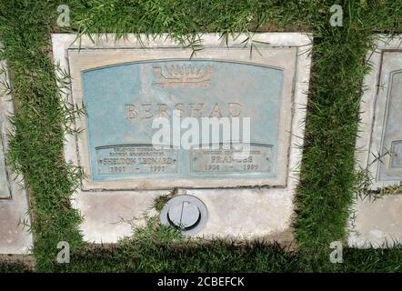 Culver City, California, USA 11. August 2020 EIN allgemeiner Blick auf die Atmosphäre von Sheldon Leonards Grab im Courts of the Book Rasen im Hillside Memorial Park am 11. August 2020 in Culver City, California, USA. Foto von Barry King/Alamy Stockfoto Stockfoto