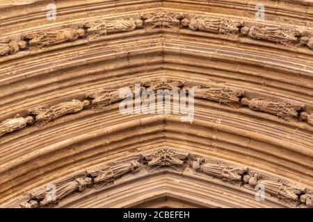 VALENCIA, SPANIEN - 15. JULI 2020: Bas-Relief von Menschen Figuren auf gotischen Valencia Kathedrale Gebäude Fassade Stockfoto