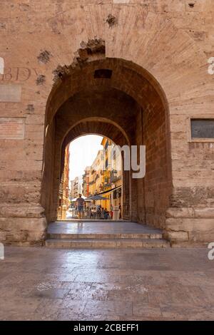 VALENCIA, SPANIEN - 15. JULI 2020: Torres de Quart oder Puerta de Quart zwei befestigte Tore der mittelalterlichen Stadtmauer von Valencia Stockfoto