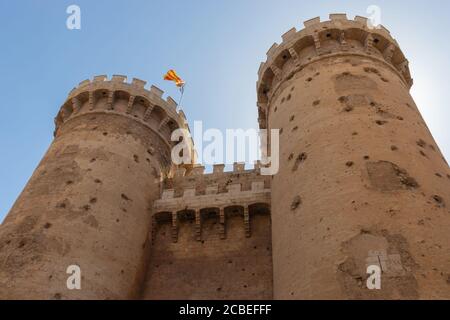 VALENCIA, SPANIEN - 15. JULI 2020: Torres de Quart oder Puerta de Quart zwei befestigte Tore der mittelalterlichen Stadtmauer von Valencia Stockfoto