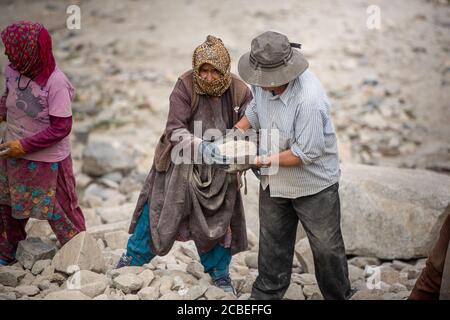 Männer und Frauen bei der Arbeit, in Ladakh Stockfoto