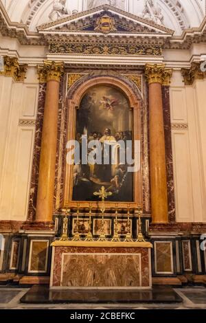 VALENCIA, SPANIEN - 15. JULI 2020: Inneneinrichtung der gotischen Kathedrale von valencia Stockfoto