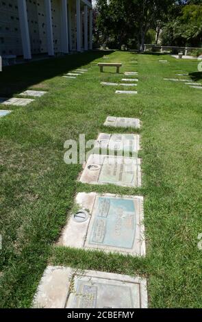 Culver City, California, USA 11. August 2020 EIN allgemeiner Blick auf die Atmosphäre von Sheldon Leonards Grab und Lorne Greenes Grab im Courts of the Book Rasen im Hillside Memorial Park am 11. August 2020 in Culver City, Kalifornien, USA. Foto von Barry King/Alamy Stockfoto Stockfoto