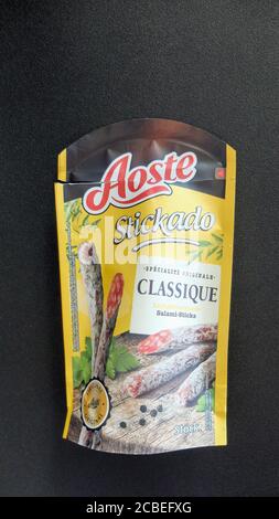 Aoste Wurst stickado. Fleisch-Snacks, Salami-Sticks Stockfoto