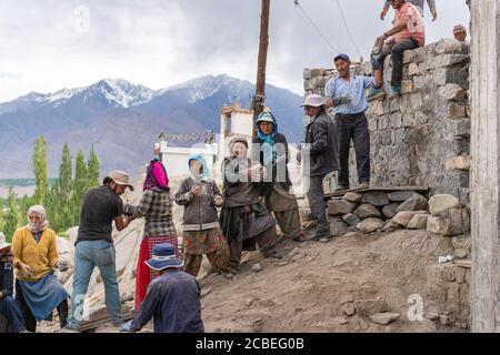 Männer und Frauen bei der Arbeit, in Ladakh Stockfoto