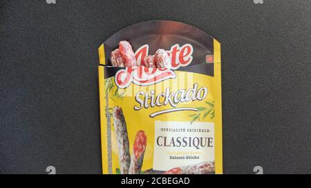 Aoste Wurst stickado. Fleisch-Snacks, Salami-Sticks Stockfoto