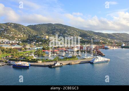 SAINT THOMAS, amerikanische JUNGFERNINSELN - 18. FEBRUAR 2014 : Hafen von Charlotte Amalie auf der Karibikinsel Saint Thomas. Stockfoto