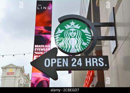 LAS VEGAS, USA - 21. MÄRZ 2018 : Starbucks Coffee Shop Logo auf der Linq Straße in Las Vegas. Starbucks 24 Stunden geöffnet. Stockfoto