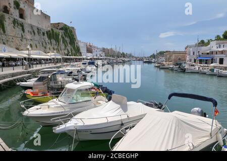 CIUTADELLA, MENORCA, SPANIEN - 13. AUGUST 2018 : Seehafen in der Altstadt von Ciutadella auf der Insel Menorca. Stockfoto