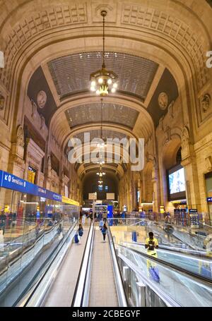 MAILAND, ITALIEN - 20. OKTOBER 2018 : Stazione Milano Centrale, Hauptbahnhof von Mailand. Blick auf die Rolltreppe und die Decke. Stockfoto