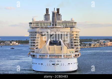 FORT LAUDERDALE, USA - 16. FEBRUAR 2014 : Oasis of the Seas Luxus Kreuzfahrtschiff von Royal Caribbean segelt weg von Port Everglades in Fort Lauderdale. Stockfoto