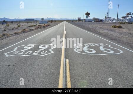 AMBOY, CA, USA - 27. MÄRZ 2018: Verkehrsschild Route 66 in Amboy, Kalifornien. Roy's Motel und Cafe Stockfoto