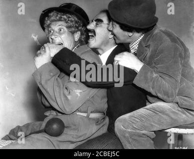 HARPO MARX GROUCHO MARX und CHICO MARX am Set offen Portrait während der Dreharbeiten eines TAGES BEI DEN RENNEN 1937 direktor SAM WOOD Metro Goldwyn Mayer Stockfoto