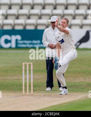 Glamorgans Timm Van der Gugten Bowling in einem Bob Willis Trophäenspiel zwischen Worcestershire und Glamorgan Stockfoto