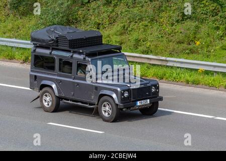 2005 grauer Land Rover Defender 110 TD5 XS; Vintage Expedition Freizeit, britischer Geländewagen 4x4, robustes Geländefahrzeug für Geländefahrten, LandRover Discovery Turbo Diesel UK Stockfoto