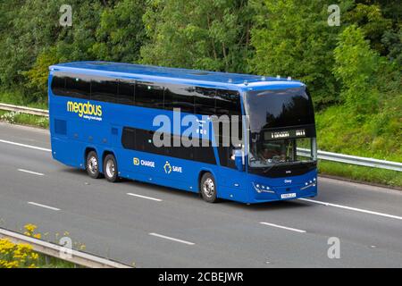 Megabus 2019 Volvo B11R (B11) Ozzy wurde auf der M6 in der Nähe von Manchester, Großbritannien, zu öffentlichen Verkehrsmitteln ernannt Stockfoto