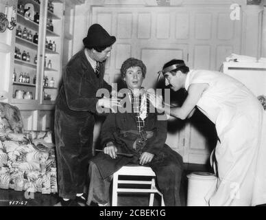 CHICO MARX HARPO MARX UND GROUCHO MARX AN EINEM TAG BEI DEN RENNEN 1937 Regisseur SAM WOOD Metro Goldwyn Mayer Stockfoto