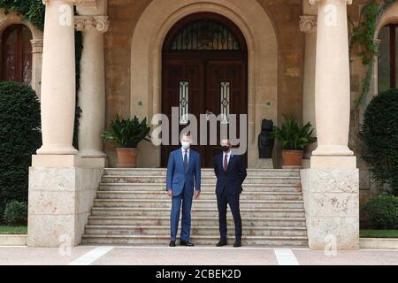 (200813) -- MALLORCA, 13. August 2020 (Xinhua) -- Spaniens König Felipe VI. (L) trifft am 12. August 2020 im Palacio de Marivent auf Mallorca mit Premierminister Pedro Sanchez zusammen. Der spanische Ministerpräsident Pedro Sanchez traf am Mittwoch zum ersten Mal König Felipe VI., seit Felipes Vater und ehemaliger König Juan Carlos I letzte Woche angekündigt hatte, dass er das Land verlassen werde. (Spanischer königlicher Haushalt/Handout über Xinhua) Stockfoto