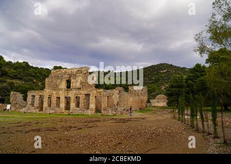 Russische Werft in einem alten stillgessenen russischen Marinestützpunkt in der Russia Bay, Poros Island, Griechenland Poros ist ein kleines griechisches Inselpaar im südlichen Teil von t Stockfoto