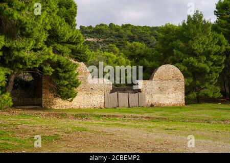 Russische Werft in einem alten stillgessenen russischen Marinestützpunkt in der Russia Bay, Poros Island, Griechenland Poros ist ein kleines griechisches Inselpaar im südlichen Teil von t Stockfoto