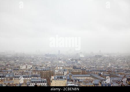 Paris Stadtpanorama im nebligen Tag Stockfoto