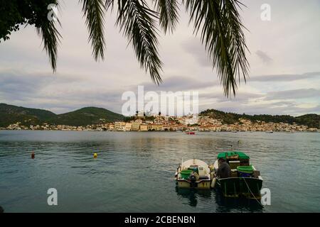 Fischer und Fischerboote auf der Insel Poros, Griechenland. Poros ist ein kleines griechisches Inselpaar im südlichen Teil des Saronischen Golfs, Griechenland Stockfoto