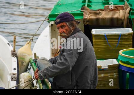 Fischer und Fischerboote auf der Insel Poros, Griechenland. Poros ist ein kleines griechisches Inselpaar im südlichen Teil des Saronischen Golfs, Griechenland Stockfoto