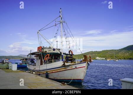 Fischer und Fischerboote auf der Insel Poros, Griechenland. Poros ist ein kleines griechisches Inselpaar im südlichen Teil des Saronischen Golfs, Griechenland Stockfoto