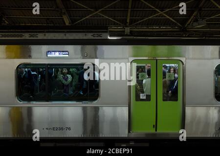 Ein Pendlerzug der Serie E235 auf der Yamanote-Linie am Bahnhof Shinjuku, Tokio, Japan. Stockfoto