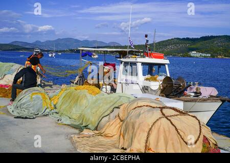 Fischer und Fischerboote auf der Insel Poros, Griechenland. Poros ist ein kleines griechisches Inselpaar im südlichen Teil des Saronischen Golfs, Griechenland Stockfoto