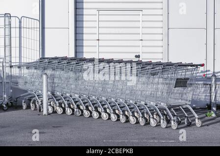 Einkaufswagen auf der Straße. Stockfoto