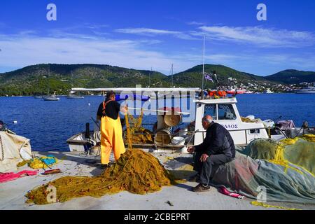 Fischer und Fischerboote auf der Insel Poros, Griechenland. Poros ist ein kleines griechisches Inselpaar im südlichen Teil des Saronischen Golfs, Griechenland Stockfoto